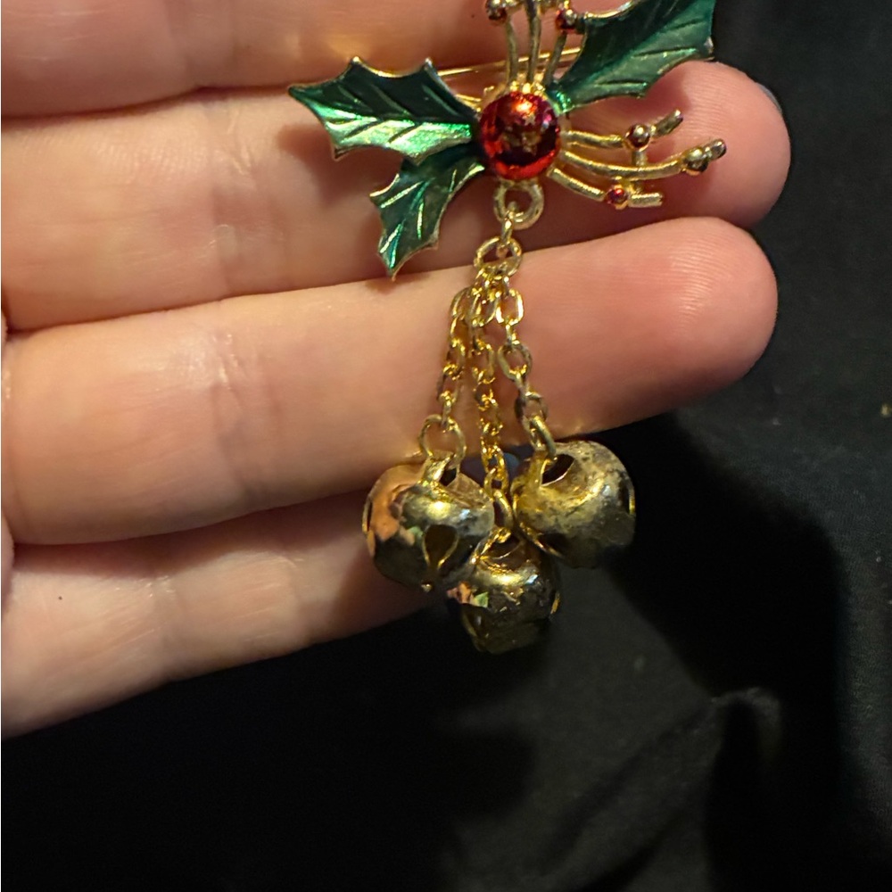 Red Green Enamel Gold Tone Christmas Holly Triple Ringing Bell Brooch Vintage